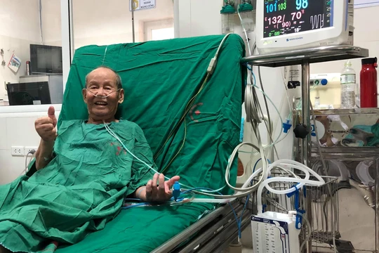 Cụ N. vui vẻ, khỏe mạnh sau ca phẫu thuật.