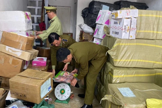 Đội Quản lý thị trường số 1 thu giữ số bánh tươi không rõ nguồn gốc.