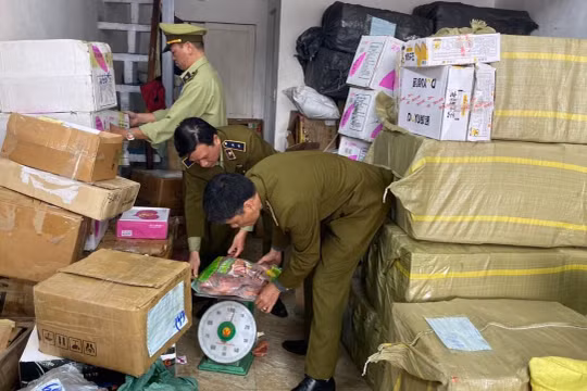 Đội Quản lý thị trường số 1 thu giữ số bánh tươi không rõ nguồn gốc.