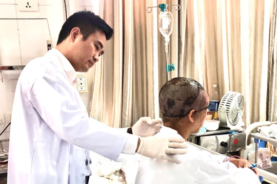 Bác sĩ khám cho nữ bệnh nhân hai tuần sau khi phẫu thuật.