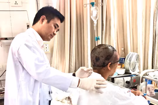 Bác sĩ khám cho nữ bệnh nhân hai tuần sau khi phẫu thuật.