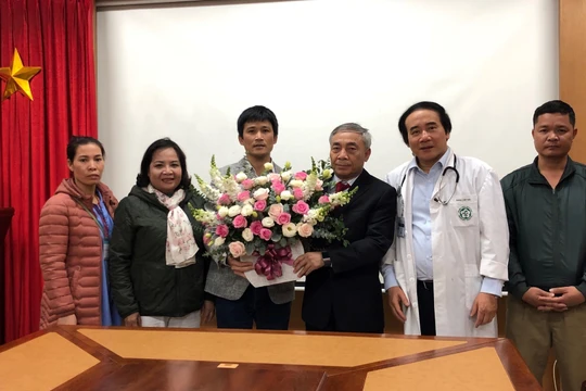 Nhóm bác sĩ của Khoa Cấp cứu, Bệnh viện Bạch Mai nhận lẵng hoa cảm ơn tư gia đình em V.Đ.H (Ảnh: Bác sĩ Lương Quốc Chính)