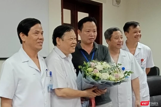 Nhóm bác sĩ của Bệnh viện Phụ sản Trung ương chụp ảnh lưu niệm cùng người nhà sản phụ sau khi mổ.