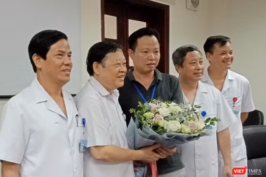 Nhóm bác sĩ của Bệnh viện Phụ sản Trung ương chụp ảnh lưu niệm cùng người nhà sản phụ sau khi mổ.