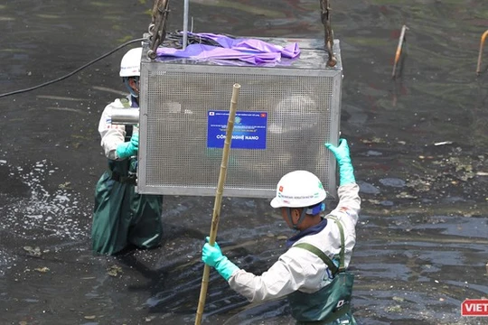 Chuyên gia Nhật lắp máy móc công nghệ nano để xử lý nước sông Tô Lịch tại Hà Nội vào tháng 5/2019.