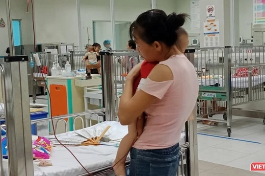 Cha mẹ chăm sóc cho trẻ tại Bệnh viện Nhi Trung ương.
