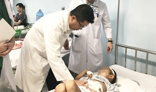 Các bác sĩ của Bệnh viện Nhi Trung ương khám cho bé C. sau khi phẫu thuật.