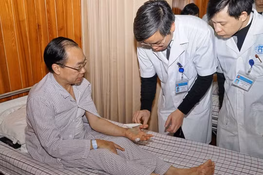 Nhóm bác sĩ của Khoa Chấn thương Chỉnh hình, Bệnh viện Đa khoa Xanh Pôn thăm khám cho bệnh nhân.