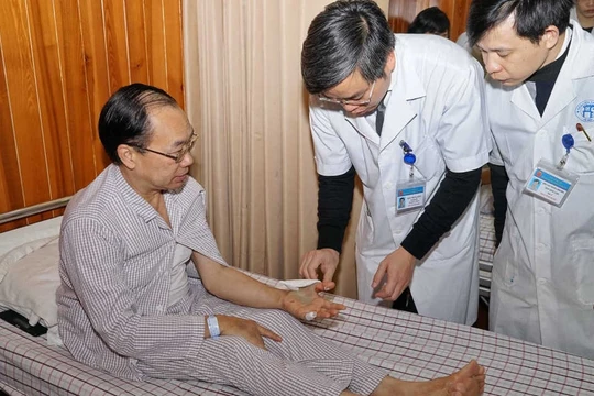 Nhóm bác sĩ của Khoa Chấn thương Chỉnh hình, Bệnh viện Đa khoa Xanh Pôn thăm khám cho bệnh nhân.