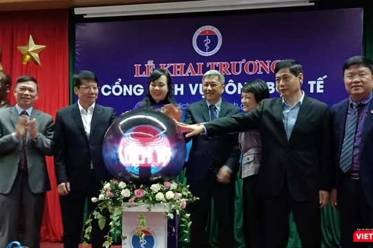 Các lãnh đạo của Bộ Y tế cùng lãnh đạo một số vụ, cục thực hiện lễ bấm nút khai trương Cổng dịch vụ công Bộ Y tế.