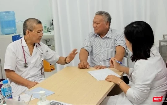 PGS.TS. Nguyễn Hữu Ước tư vấn cho người dân tới khám về bệnh lý mạch vành và các phương pháp điều trị.