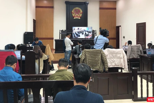Phóng viên có mặt tại phòng dự khán để lắng nghe phiên xét xử sơ thẩm vụ Mobifone mua 95% cổ phần Công ty AVG.