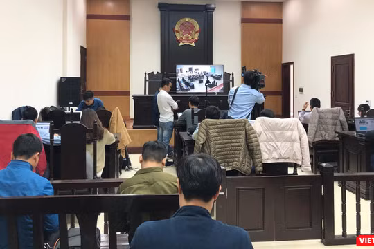 Phóng viên có mặt tại phòng dự khán để lắng nghe phiên xét xử sơ thẩm vụ Mobifone mua 95% cổ phần Công ty AVG.