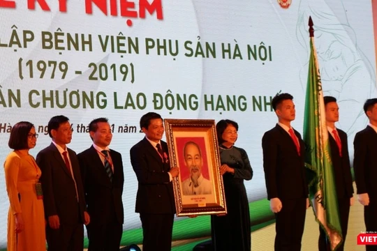 Phó Chủ tịch nước Đặng Thị Ngọc Thịnh trao bức chân dung Chủ tịch Hồ Chí Minh bằng đá cho PGS.TS. Nguyễn Duy Ánh - Giám đốc Bệnh viện Phụ sản Hà Nội.