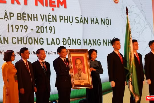 Phó Chủ tịch nước Đặng Thị Ngọc Thịnh trao bức chân dung Chủ tịch Hồ Chí Minh bằng đá cho PGS.TS. Nguyễn Duy Ánh - Giám đốc Bệnh viện Phụ sản Hà Nội.