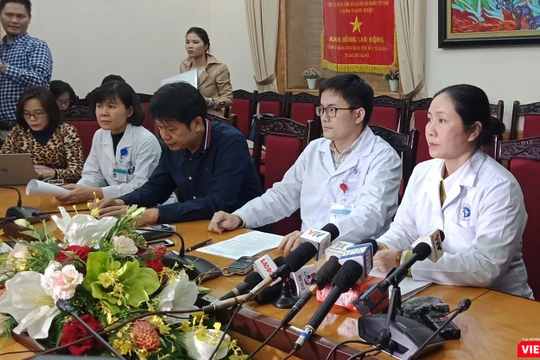 Bà Trần Liên Hương - Phó Giám đốc Bệnh viện Đa khoa Xanh Pôn và đồng nghiệp đại diện trả lời báo chí.