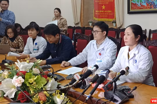 Bà Trần Liên Hương - Phó Giám đốc Bệnh viện Đa khoa Xanh Pôn và đồng nghiệp đại diện trả lời báo chí.