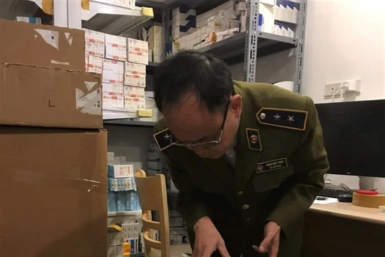 Đội Quản lý thị trường số 1 (Cục Quản lý thị trường Hà Nội) thu giữ lô tân dược không rõ nguồn gốc.