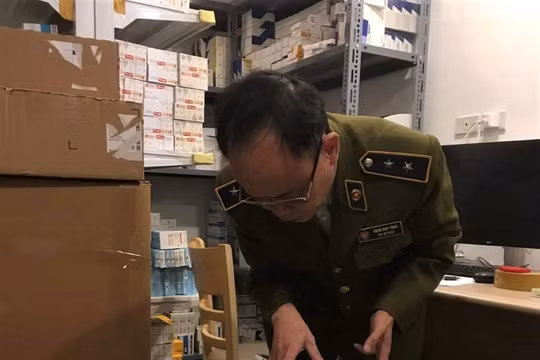 Đội Quản lý thị trường số 1 (Cục Quản lý thị trường Hà Nội) thu giữ lô tân dược không rõ nguồn gốc.