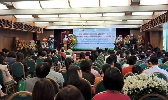 Toàn cảnh buổi hội nghị chủ đề "Sản phụ khoa - Hỗ trợ sinh sản" do Bệnh viện Bạch Mai tổ chức nhân kỷ niệm 50 năm tái thành lập Khoa Phụ sản của Bệnh viện.