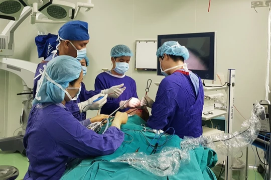 Nhóm bác sĩ phẫu thuật thẩm mỹ cho chị H.