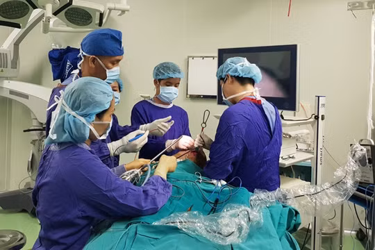 Nhóm bác sĩ phẫu thuật thẩm mỹ cho chị H.