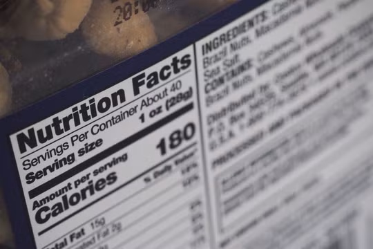 Trên vỏ của mỗi thực phẩm đóng hộp hoặc đóng gói, nhà sản xuất ghi nhãn dinh dưỡng để giúp người tiêu dùng lựa chọn sản phẩm phù hợp với sức khỏe.