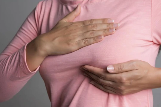 Chị em nên tự khám vú để kịp thời nhận ra các dấu hiệu bất thường của cơ thể.