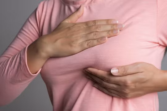 Chị em nên tự khám vú để kịp thời nhận ra các dấu hiệu bất thường của cơ thể.