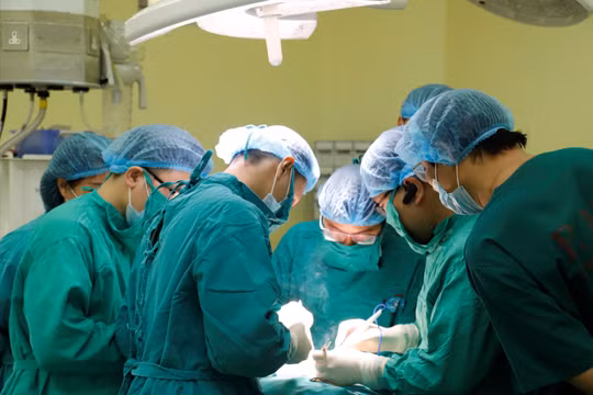 Các bác sĩ phẫu thuật cho chị C.