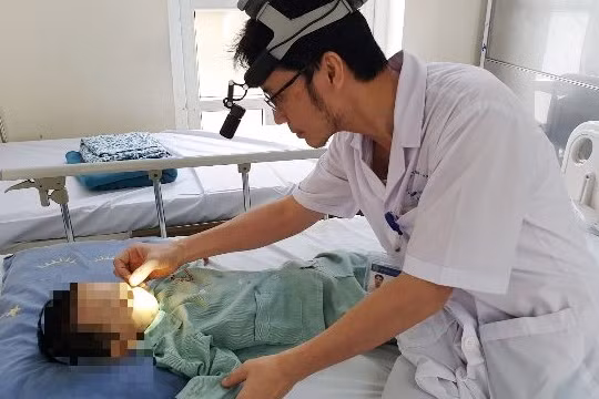 Bác sĩ kiểm tra tình hình sức khỏe của bé trai