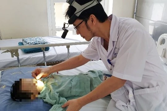 Bác sĩ kiểm tra tình hình sức khỏe của bé trai