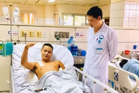 Nam bệnh hồi phục thần kỳ sau 2 tuần nguy kịch nhờ sự chăm sóc của các bác sĩ Bệnh viện đa khoa tỉnh Hòa Bình