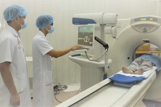 Bệnh nhân ung thư giai đoạn cuối được điều trị bằng kỹ thuật giảm đau bằng tiêm cồn tuyệt đối diệt hạch thân tạng dưới sự hướng dẫn của robot Maxio.