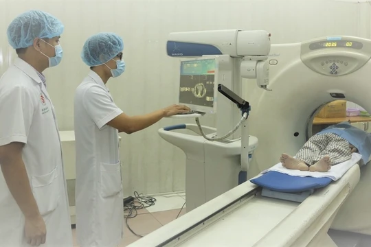 Bệnh nhân ung thư giai đoạn cuối được điều trị bằng kỹ thuật giảm đau bằng tiêm cồn tuyệt đối diệt hạch thân tạng dưới sự hướng dẫn của robot Maxio.