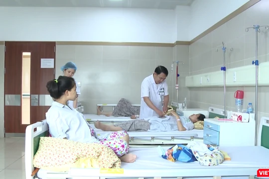 PGS.TS. Phạm Bá Nha – Trưởng khoa Phụ Sản, Bệnh viện Bạch Mai khám cho các thai phụ tại Khoa.