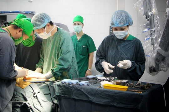 Một ca phẫu thuật tại Bệnh viện Nhi Trung ương.