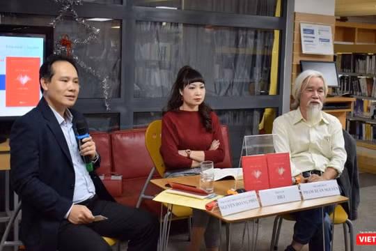 Ông Nguyễn Hoàng Phúc - Phó Giám đốc Trung tâm Điều phối ghép tạng Quốc gia (Bộ Y tế), nhà văn Di Li và nhà phê bình văn học Phạm Xuân Nguyên. 