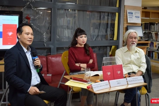 Ông Nguyễn Hoàng Phúc - Phó Giám đốc Trung tâm Điều phối ghép tạng Quốc gia (Bộ Y tế), nhà văn Di Li và nhà phê bình văn học Phạm Xuân Nguyên. 