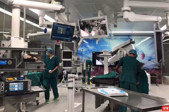 Quang cảnh phòng mổ Hybrid trước một ca phẫu thuật can thiệp mạch. 