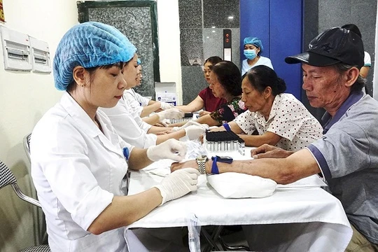 Khám sàng lọc bệnh tim mạch và bệnh tăng huyết áp cho người cao tuổi.