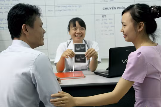 Sau một quá trình điều trị vô sinh rất vất vả, đôi vợ chồng nở nụ cười hạnh phúc khi biết mình đã có con.