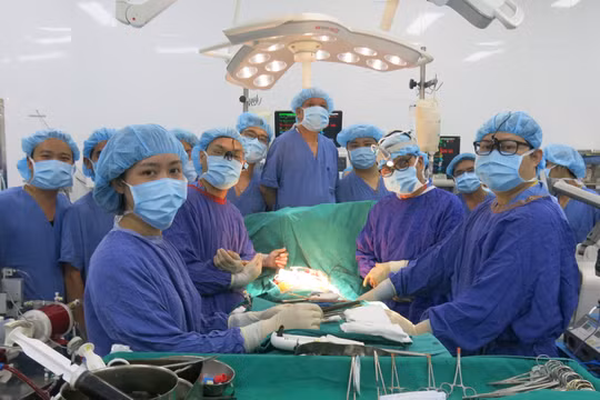 Kíp phẫu thuật cho bệnh nhân H. đã làm việc vất vả trong 12 tiếng đồng hồ, nỗ lực cứu sống người bệnh (Ảnh: BVCC)
