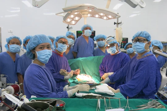 Kíp phẫu thuật cho bệnh nhân H. đã làm việc vất vả trong 12 tiếng đồng hồ, nỗ lực cứu sống người bệnh (Ảnh: BVCC)