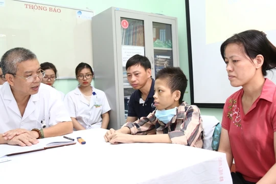 PGS.TS Nguyễn Hữu Ước chúc mừng bệnh nhân Nguyễn Văn Đức được xuất viện.