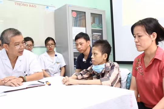 PGS.TS Nguyễn Hữu Ước chúc mừng bệnh nhân Nguyễn Văn Đức được xuất viện.