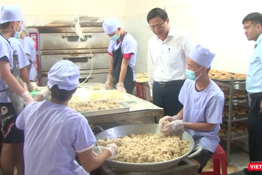 Chi Cục An toàn vệ sinh thực phẩm Hà Nội kiểm tra an toàn thực phẩm tại huyện Đông Anh.