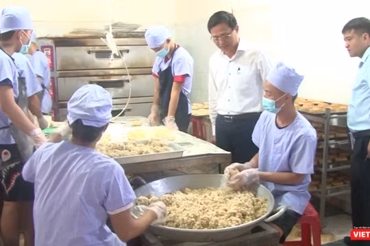 Chi Cục An toàn vệ sinh thực phẩm Hà Nội kiểm tra an toàn thực phẩm tại huyện Đông Anh.