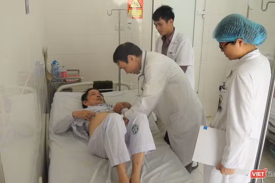 GS. TS Mai Trọng Khoa kiểm tra sức khỏe cho bệnh nhân ung thư được điều trị bằng cấy hạt phóng xạ (Ảnh: Thanh Hằng)