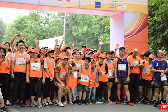 Rất đông người dân đăng ký hào hứng tham gia chạy từ sáng sớm.